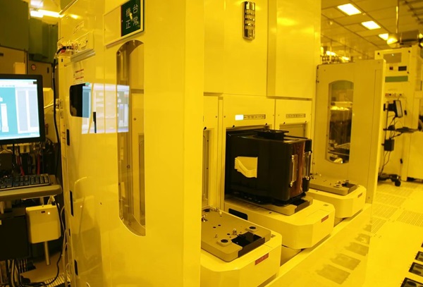 Automated EFEM system meeting high-standard static elimination requirements to prevent ESD damage during wafer handling. Automated EFEM system meeting high-standard static elimination requirements to prevent ESD damage during wafer handling.